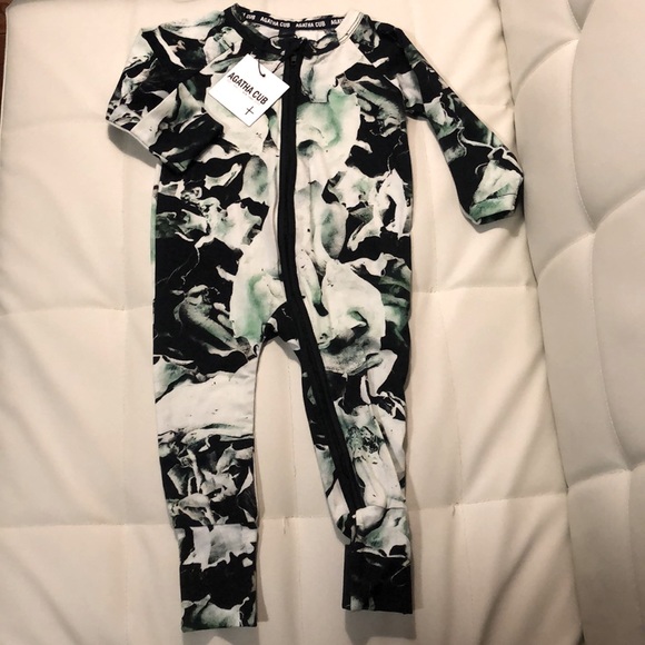 Agatha Cub-Baby romper in emerald green color. Made with Cuffs for hands & feet - Picture 6 of 6